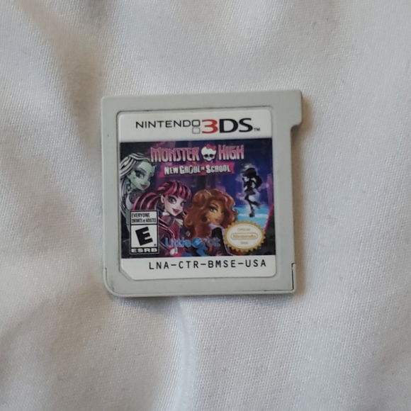 Grey nintendo 3ds with three working games - Picture 2 of 4